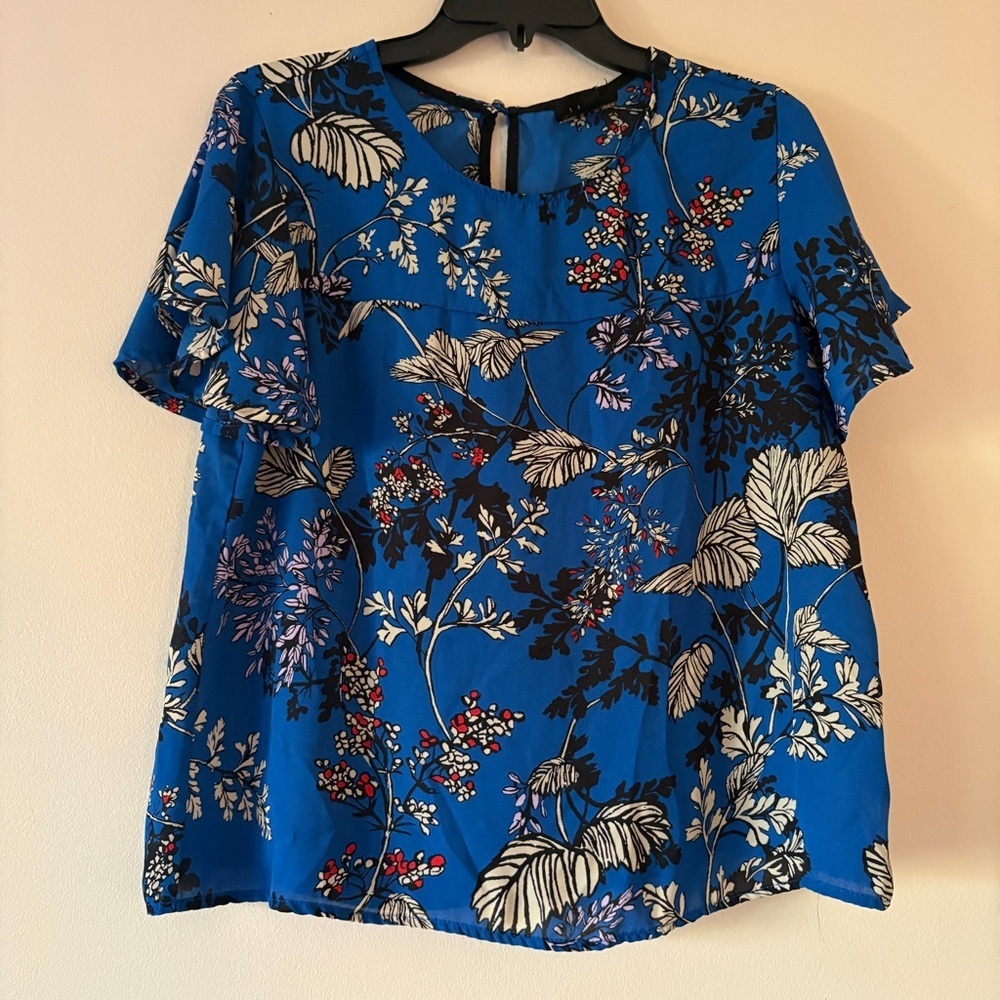 W5 Blue Floral Flutter Sleeve Blouse Medium Lightweight Keyhole Back Top